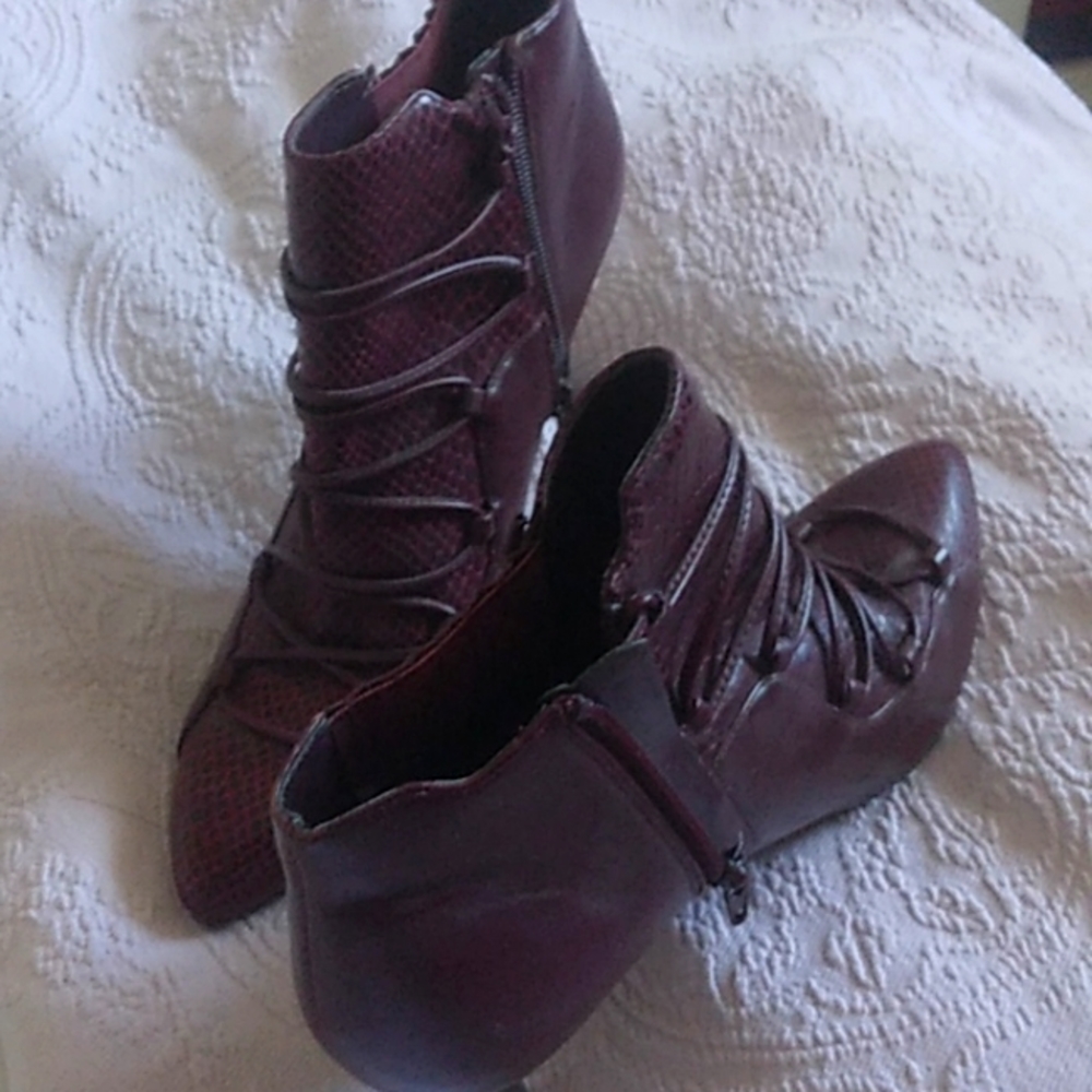 Carlos Red Voliet Ankle Boot Size 9